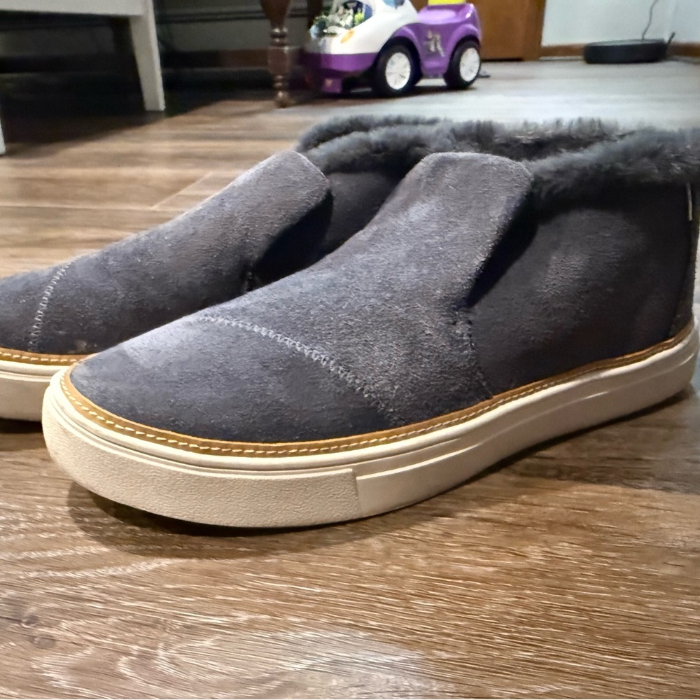 Women’s Toms Gray Suede Slip-On Shoes